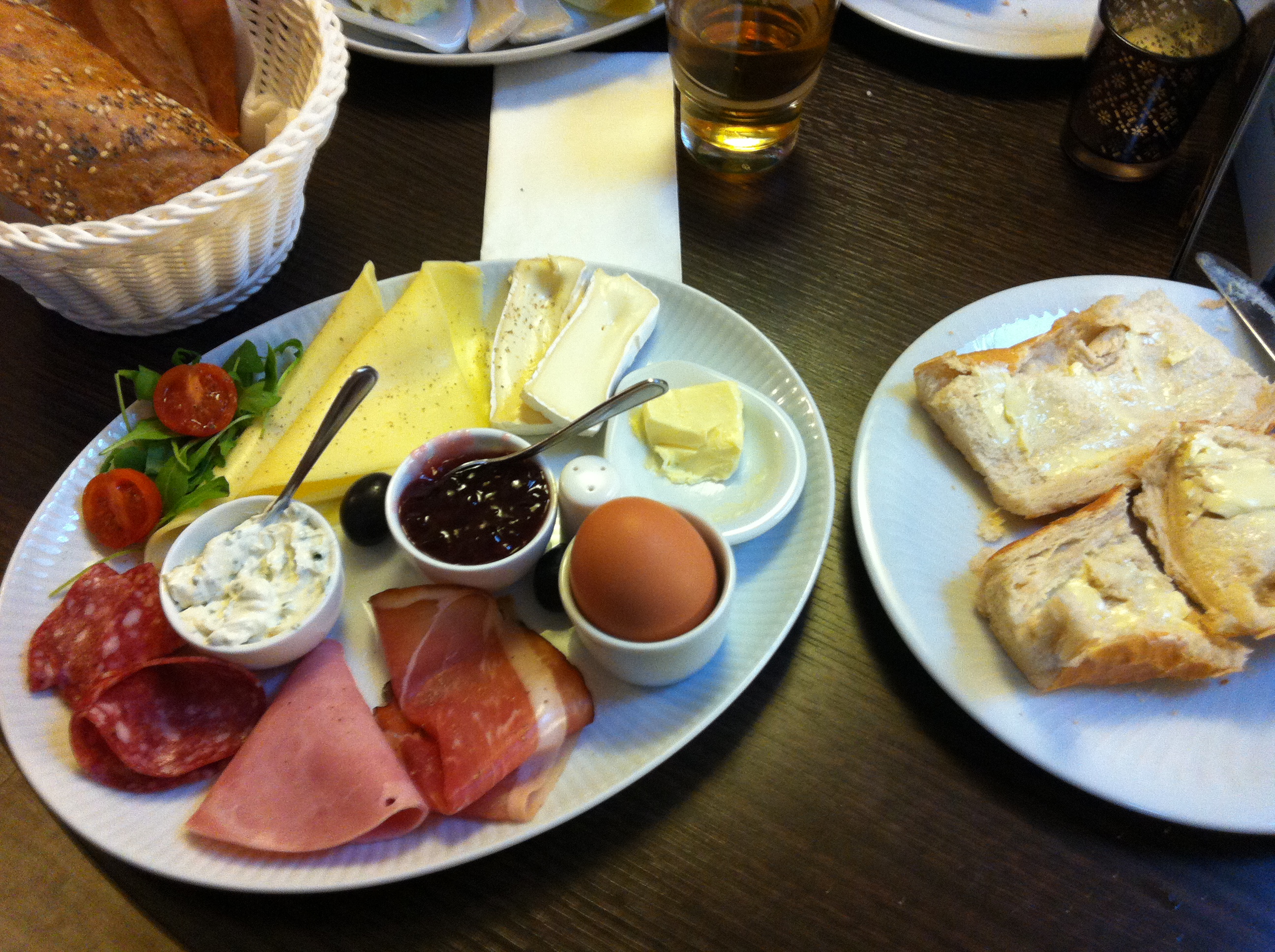 Что едят. Немецкий завтрак. Традиционный завтрак в Германии. Баварский завтрак. Немецкая кухня завтрак.